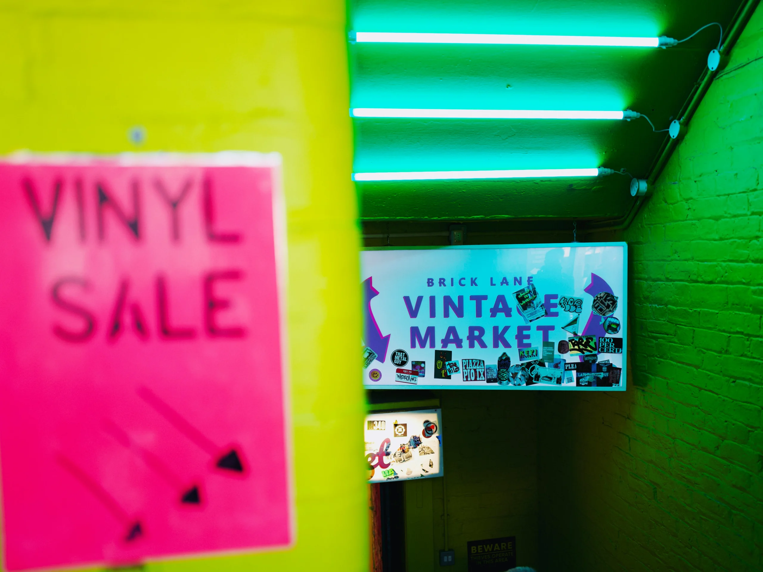 daniel-gynn-cei9H6C85Hg-unsplash daniel gynn image of vintage market sign with vinly sale